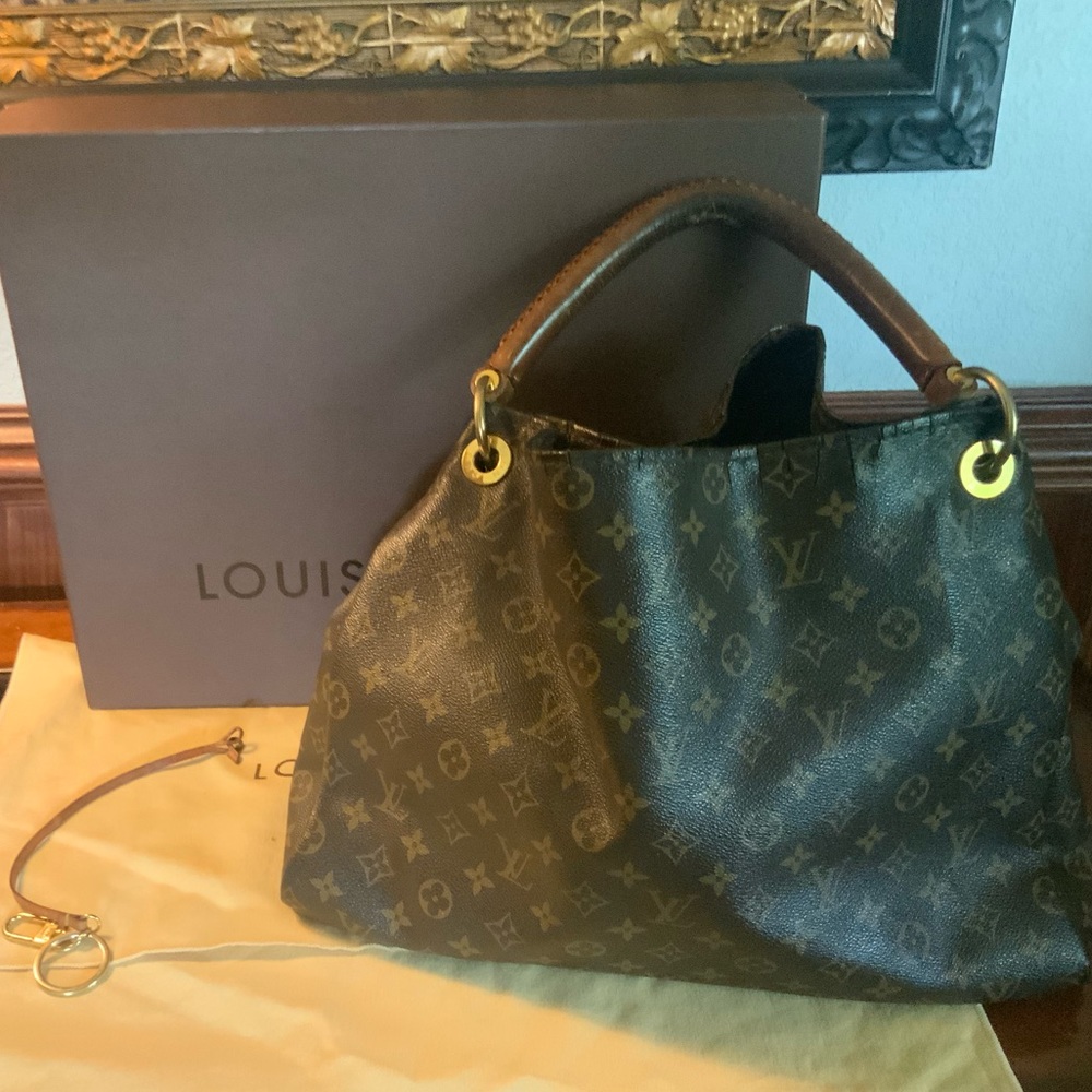 Authentic LV artsy bag, Louis Vuitton artsy bag well worn includes box and bag.